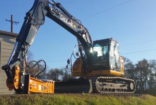 NEW T&H160 Hydraulic Breaker moutning to NEW John Deere 135G with NEW T&HL100-P Quick Coupler 